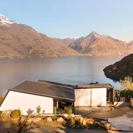 Contemporary 4 Bedroom House With Stunning View